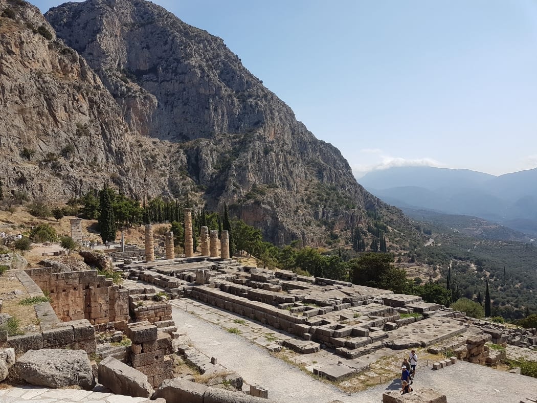 Muinainen Delphi Kreikassa - Apollon temppeli ja Athena Pronaian Tholos-temppeli